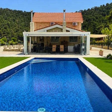 Pinecone Luxury Louvaras